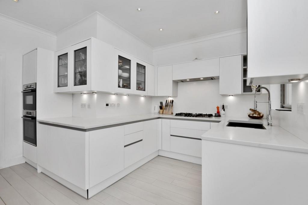 Kitchen 2.jpg