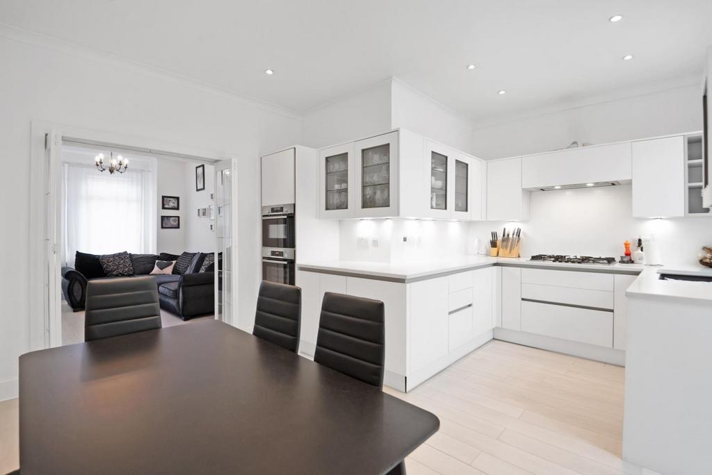 Kitchen 1.jpg