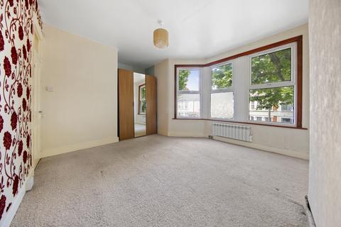 3 bedroom terraced house to rent, Henniker Gardens, London E6