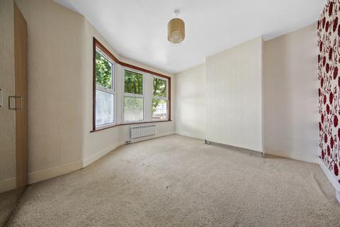 3 bedroom terraced house to rent, Henniker Gardens, London E6