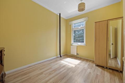 3 bedroom terraced house to rent, Henniker Gardens, London E6