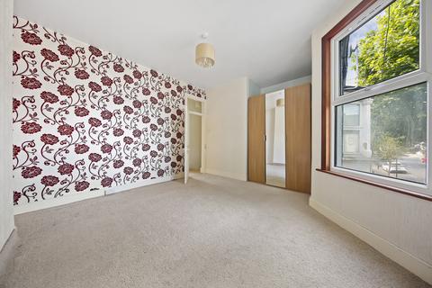 3 bedroom terraced house to rent, Henniker Gardens, London E6