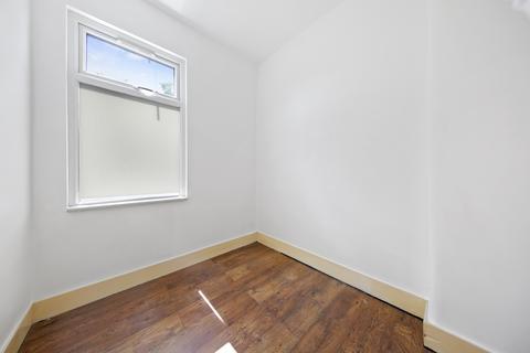 3 bedroom terraced house to rent, Henniker Gardens, London E6