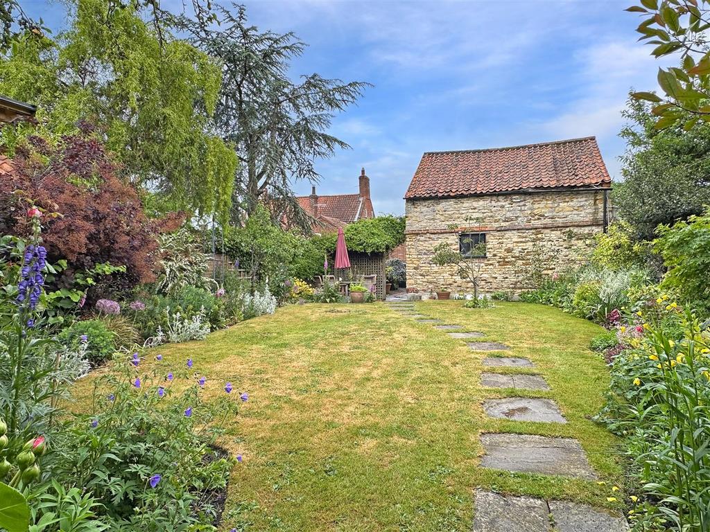 Beautifully Landscaped Garden 112