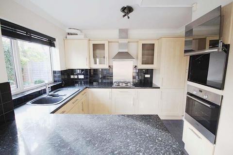 4 bedroom semi-detached house to rent, Highview Avenue North, Brighton