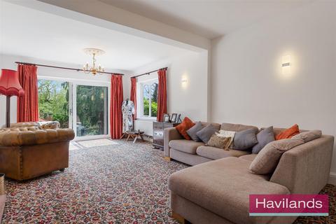 4 bedroom detached house for sale, Elmscott Gardens, London
