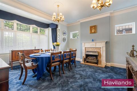 4 bedroom detached house for sale, Elmscott Gardens, London