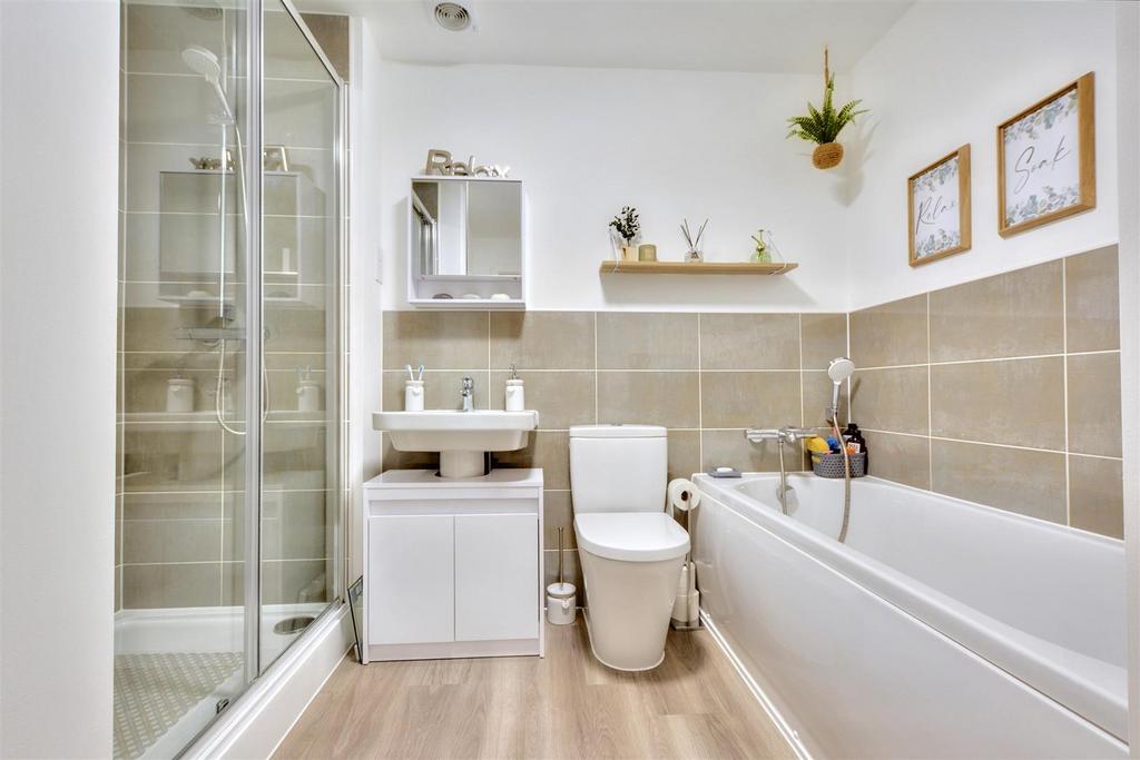 Bathroom 1.jpeg