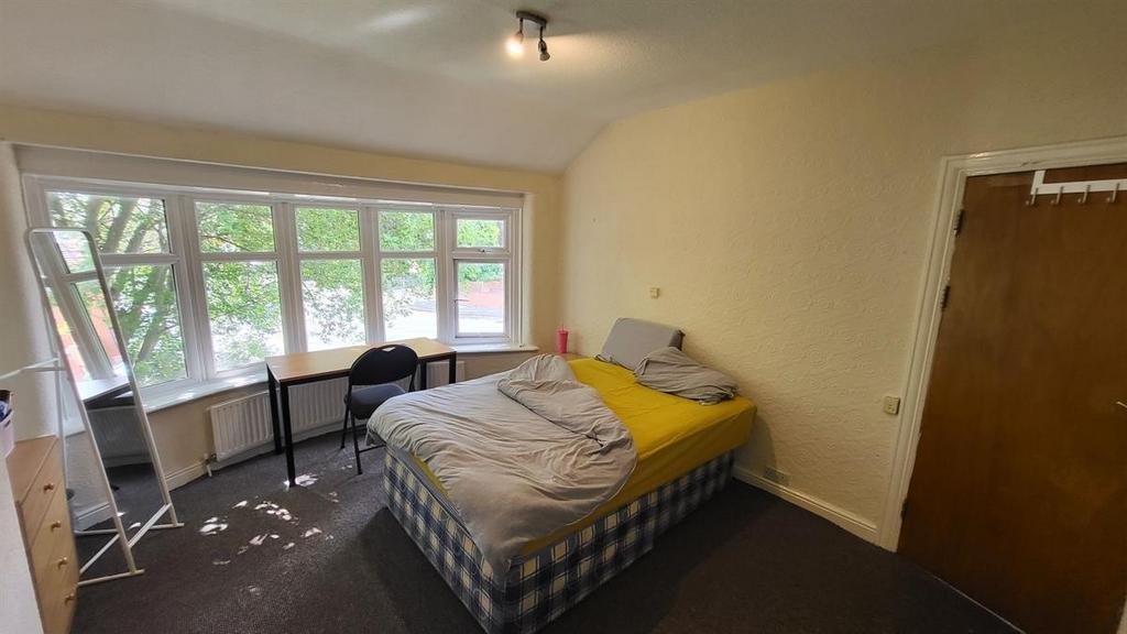 A cozy double bedroom with a comfortable double...