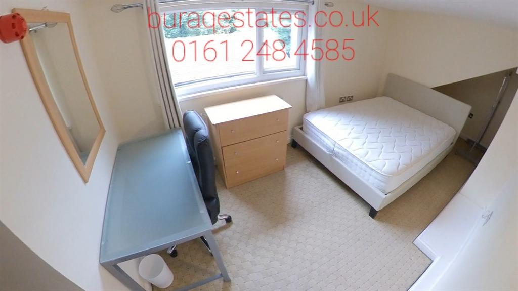 A cozy, well-maintained single bedroom featurin...
