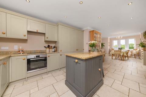5 bedroom detached house for sale, Avenue Road, Rushden NN10