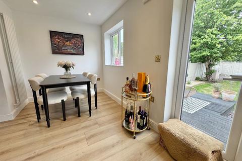 125 Castle Lane, Solihull, B92 8RN