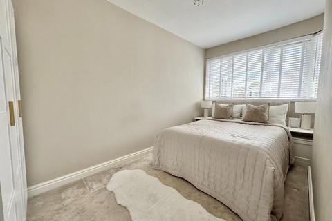 125 Castle Lane, Solihull, B92 8RN