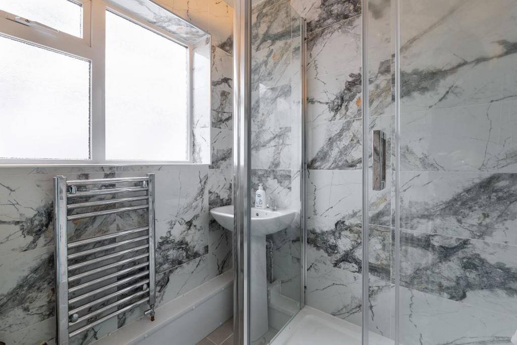 Shower room-2.jpg
