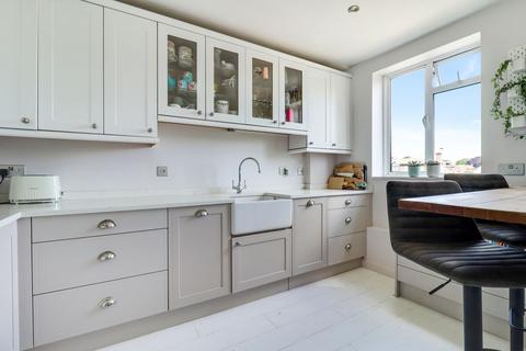 Flat 5, Essex House Watts Road, Thames Ditton, KT7 0BY