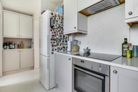 Flat 5, Essex House Watts Road, Thames Ditton, KT7 0BY