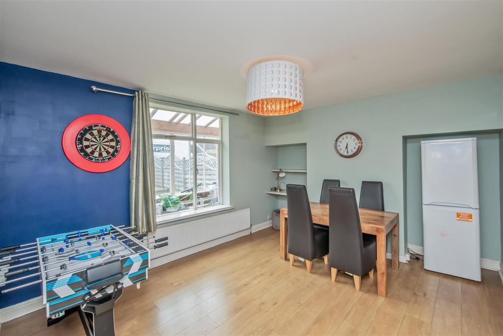 Dining room: