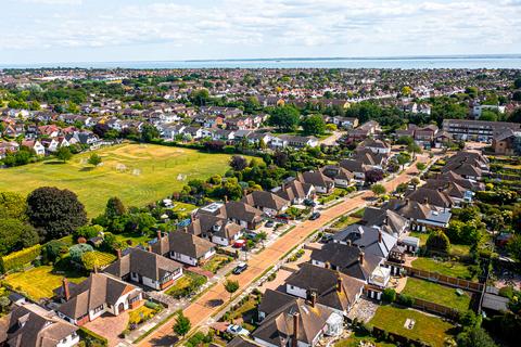 18 Samuels Drive, Thorpe Bay, Southend-on-sea, SS1 3PR