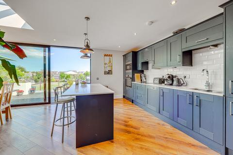 18 Samuels Drive, Thorpe Bay, Southend-on-sea, SS1 3PR