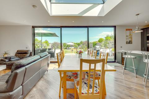 18 Samuels Drive, Thorpe Bay, Southend-on-sea, SS1 3PR