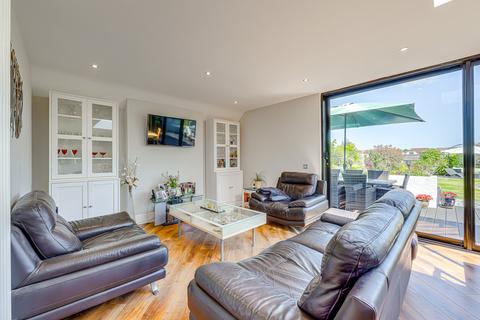 18 Samuels Drive, Thorpe Bay, Southend-on-sea, SS1 3PR