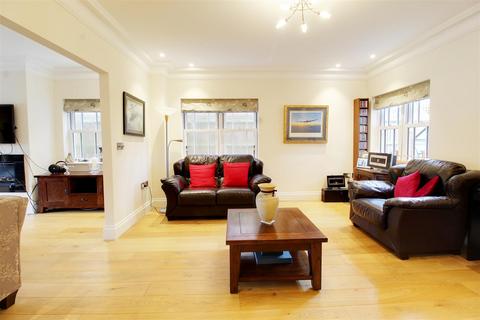 7 bedroom detached house for sale, Brookmans Avenue, Brookmans Park AL9