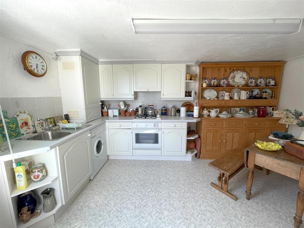 Kitchen 2.jpg