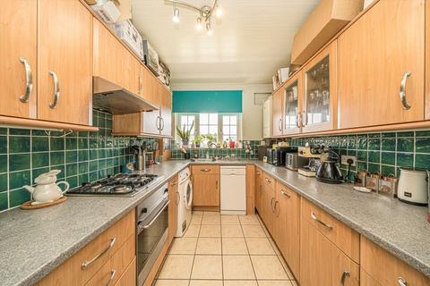 2 bedroom flat for sale, Heath Road, Twickenham TW1