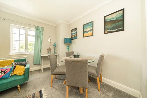 2 bedroom flat for sale, Heath Road, Twickenham TW1