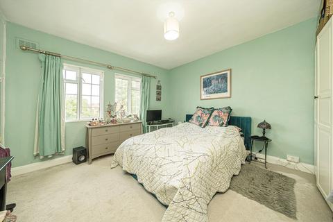 2 bedroom flat for sale, Heath Road, Twickenham TW1