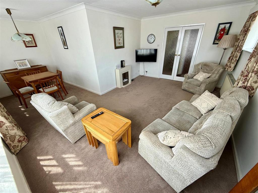 WR9 Lounge2.jpg