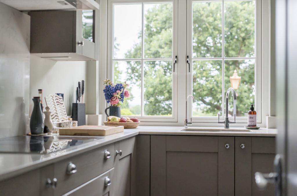 1299518 32 683588...