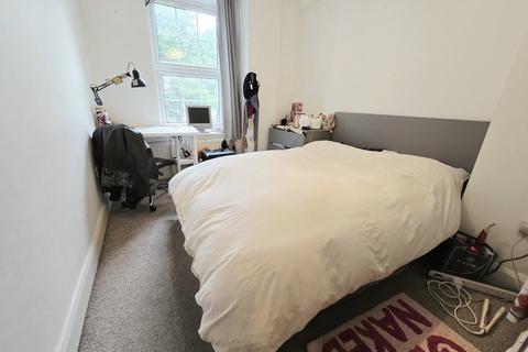 3 bedroom flat to rent, Camden Road, Holloway
