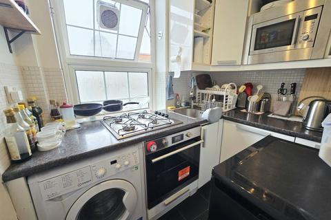 3 bedroom flat to rent, Camden Road, Holloway