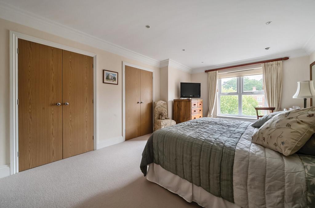 1299480 25 683580...