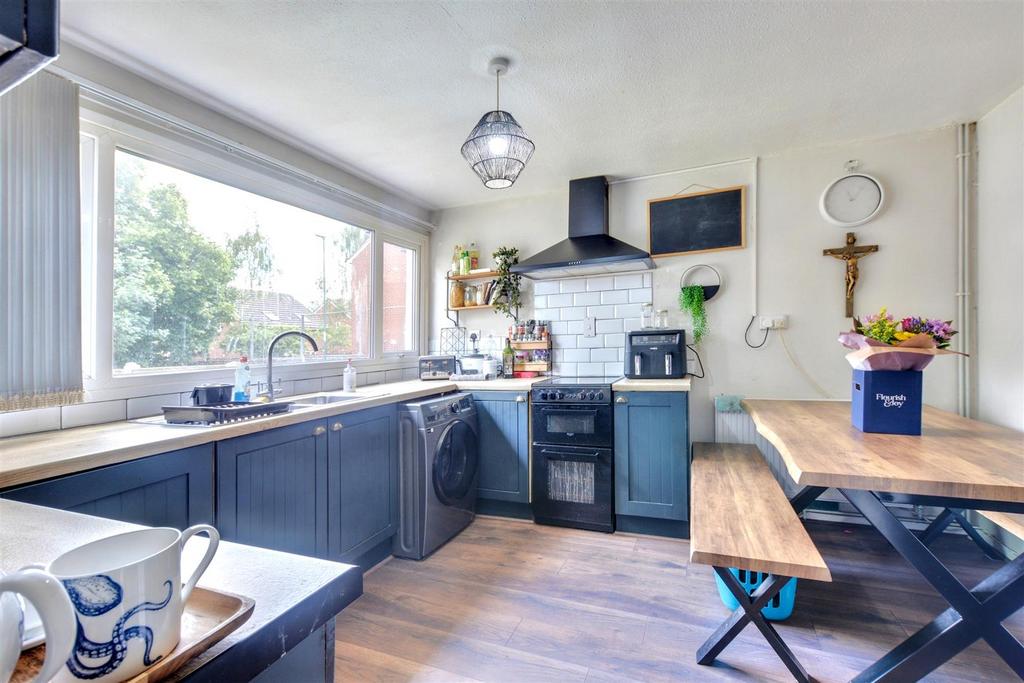 Kitchen 2.jpeg
