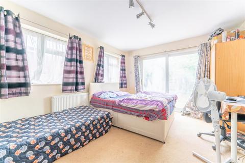 10 Colwyn Crescent, Hounslow, TW3 4AW