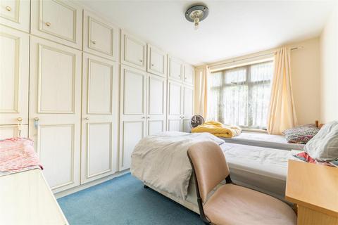 10 Colwyn Crescent, Hounslow, TW3 4AW