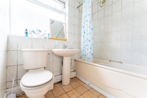 10 Colwyn Crescent, Hounslow, TW3 4AW