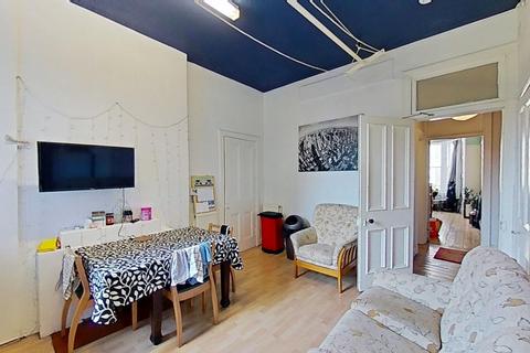 4 bedroom terraced house to rent, (1f2) Polwarth Gardens, Edinburgh, EH11