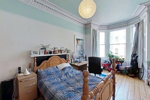 4 bedroom terraced house to rent, (1f2) Polwarth Gardens, Edinburgh, EH11