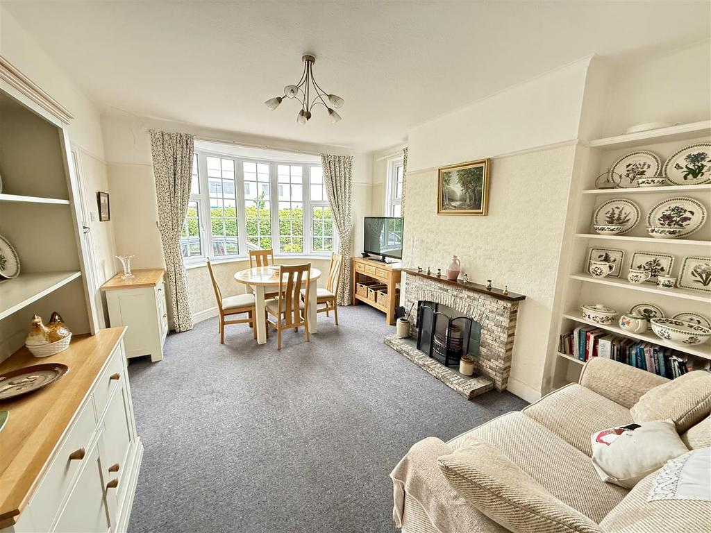 Sitting Room / Dining Room