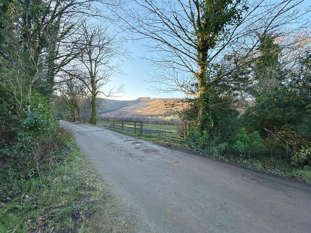 Approach road