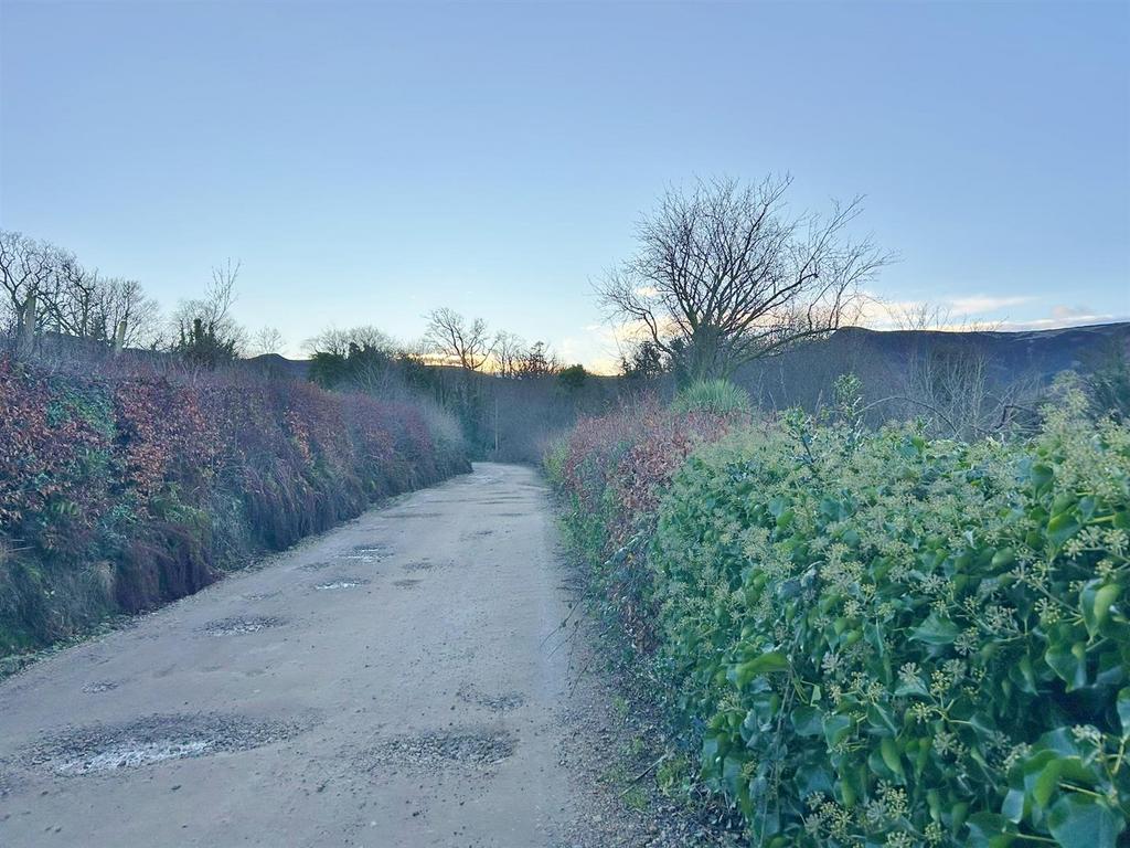 Approach road