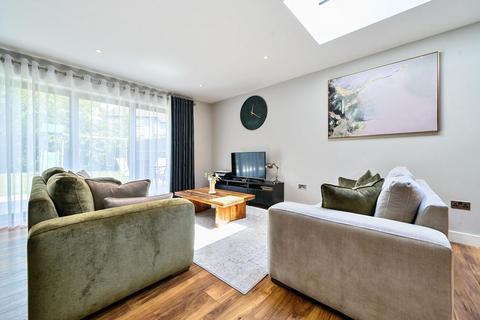 32 Devonshire Road, London, NW7 1LL