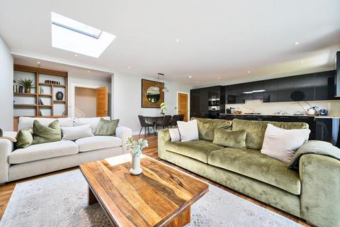 32 Devonshire Road, London, NW7 1LL