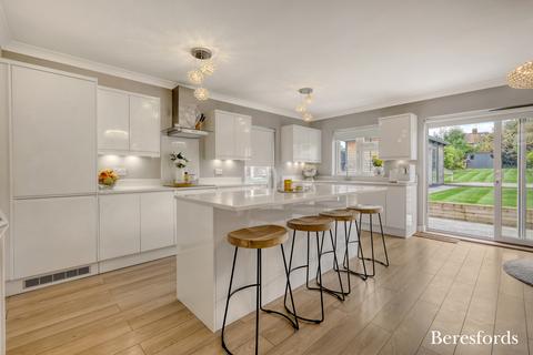 4 bedroom semi-detached house for sale, Highfield Road, Hornchurch, RM12