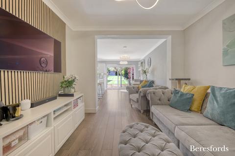 4 bedroom semi-detached house for sale, Highfield Road, Hornchurch, RM12