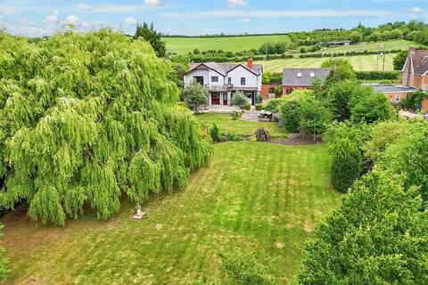 4 bedroom detached house for sale, Evesham Road, Fladbury WR10