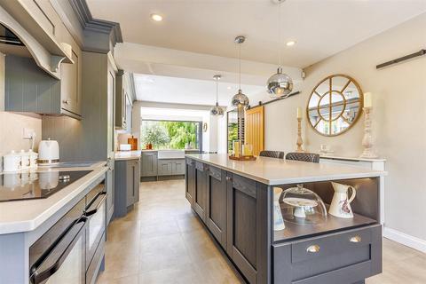 4 bedroom detached house for sale, Evesham Road, Fladbury WR10